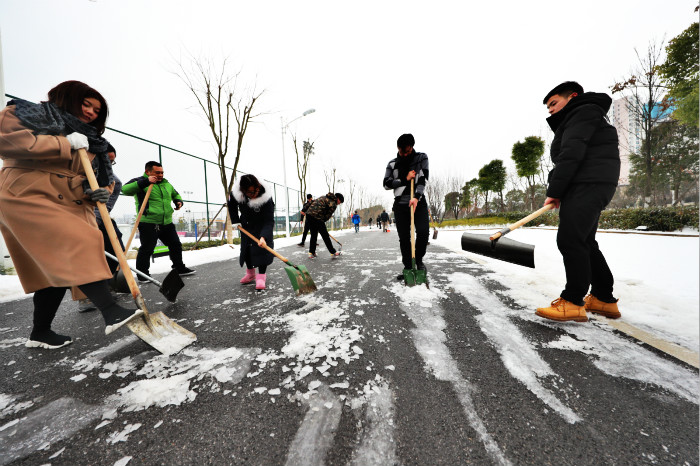 一場雪，體育中心美得不要不要的 但最美的風(fēng)景還是他們(圖12)