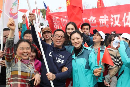 “與軍運同行”徒步活動上演“快閃”  武漢體育中心作為企業(yè)代表隊第一方陣登場